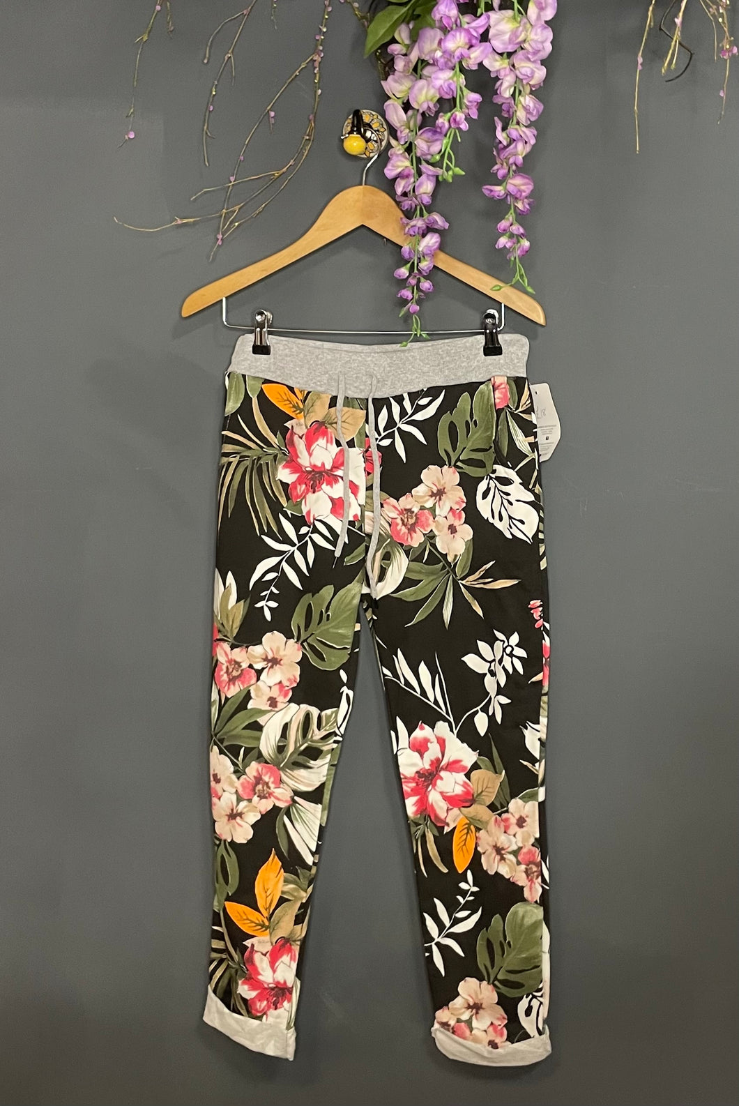 Magic pants in Black with Flowers